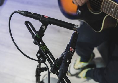 Enregistrement d'une guitare acoustique dans le Studio d'enregistrement Sonicscape Studio