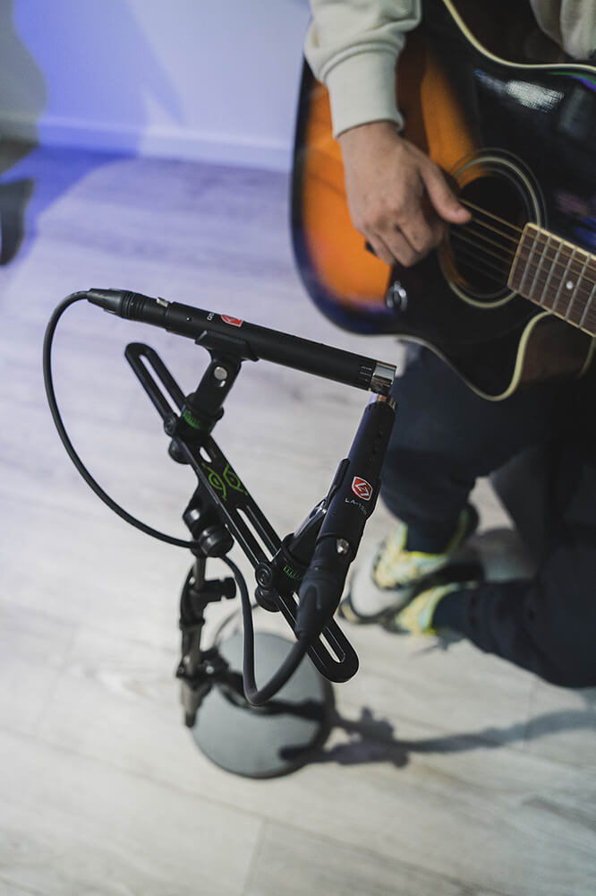 Enregistrement d'une guitare acoustique dans le Studio d'enregistrement Sonicscape Studio