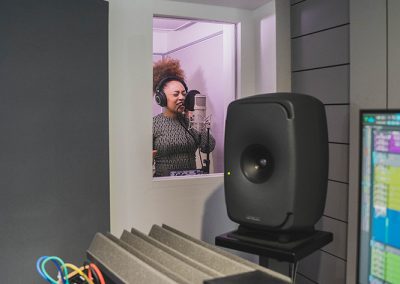 Enregistrement d'une chanteuse dans le Studio d'enregistrement Sonicscape Studio